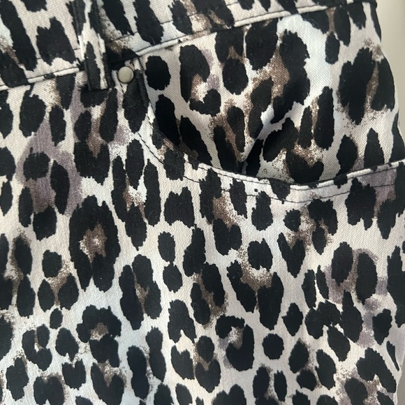 7 for $30 89th & Madison Animal Print Pants - Picture 4 of 7